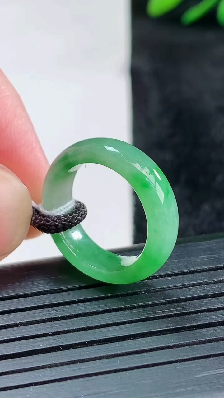 天然A货翡翠指环戒指尺寸15.4-5.7-2.9重量:2.92g2026年3月25日
工厂直销收藏佳