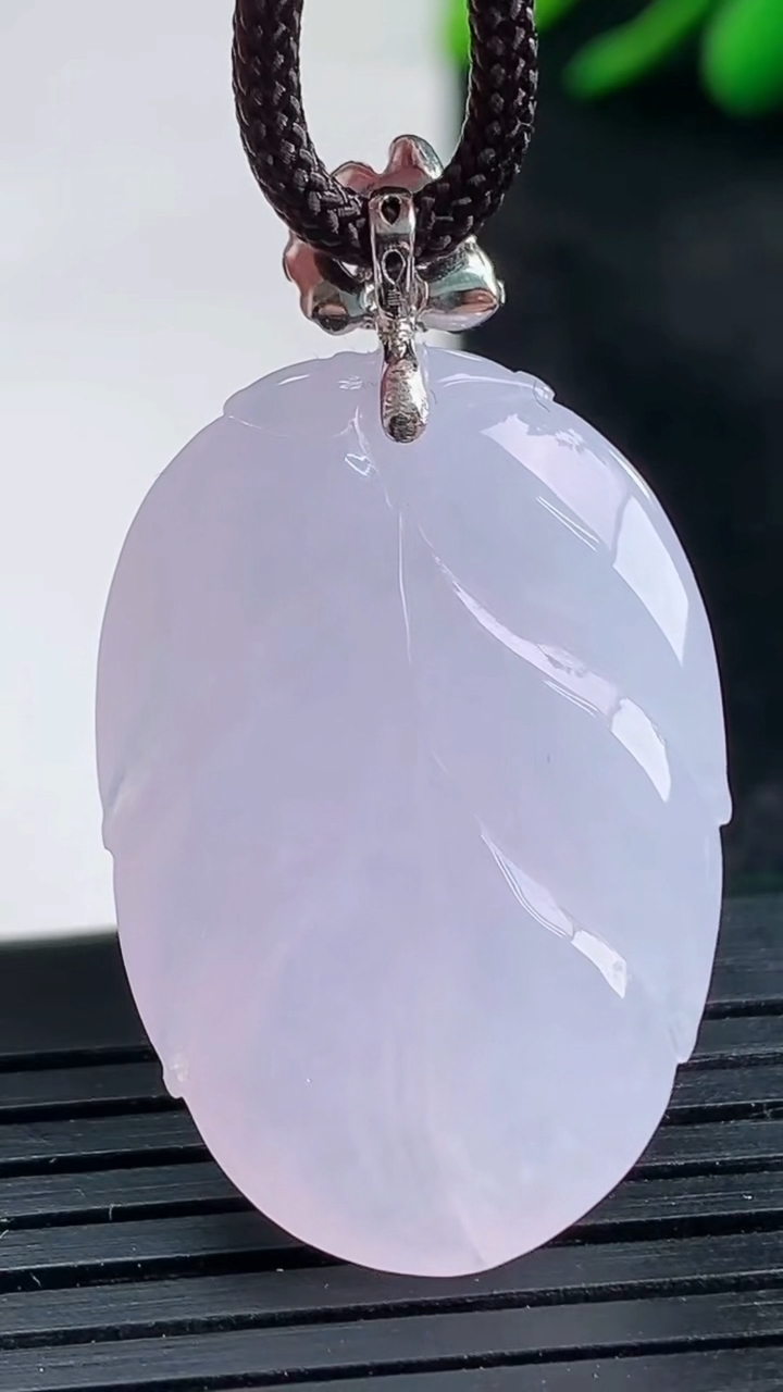 天然A货翡翠18K金紫罗兰金枝玉叶 叶子吊坠尺寸32.1-20.5-8.1重量:9.27g
3月25日