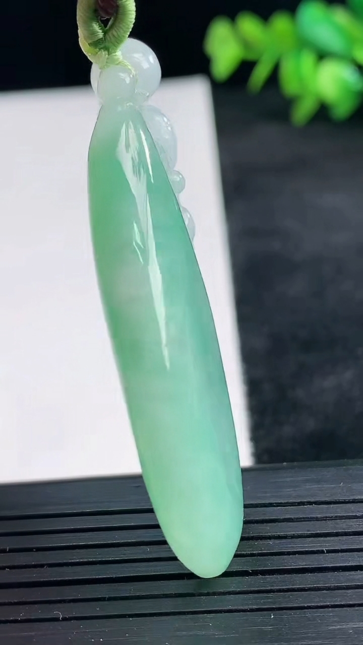 天然A货翡翠福瓜吊坠尺寸56.1-24-7.6重量:22.39g
3月25日