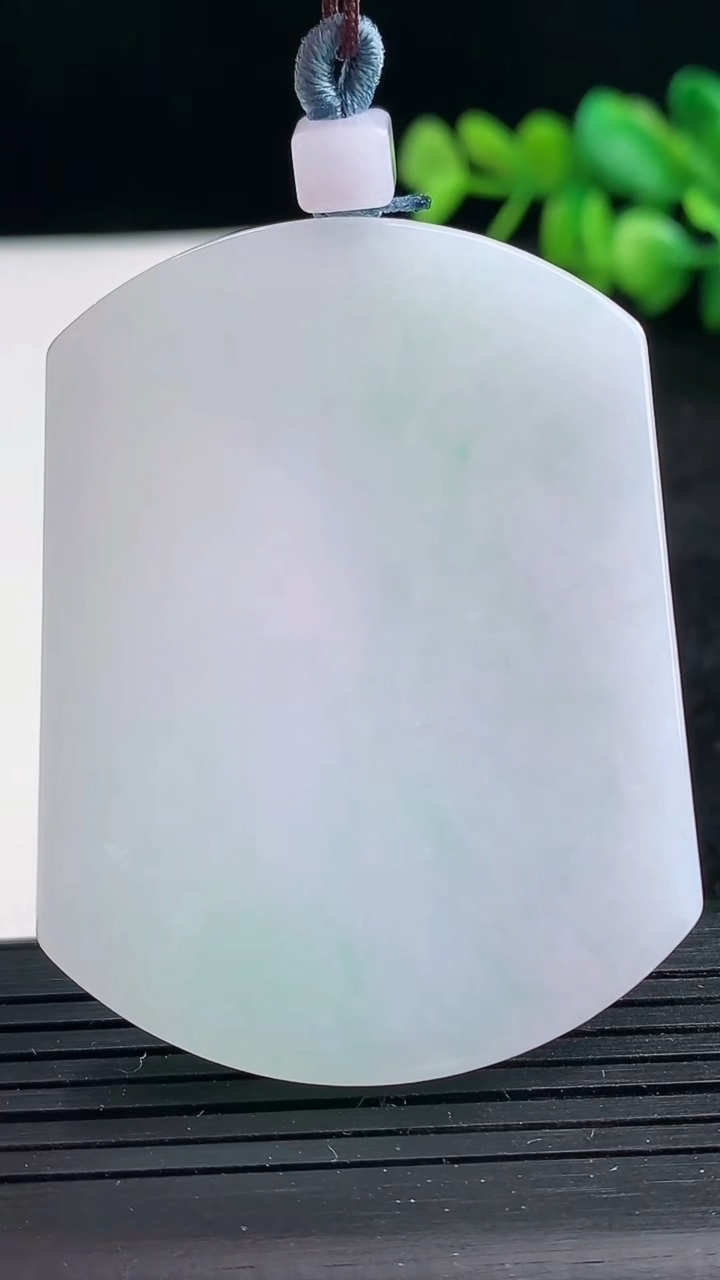 天然A货翡翠无事牌吊坠尺寸54.7-41.8-5.2重量:36.90g
3月25日