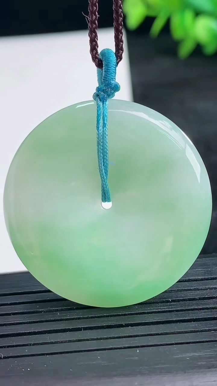 天然A货翡翠平安扣吊坠尺寸35.8-5.9重量:16.01g
3月25日