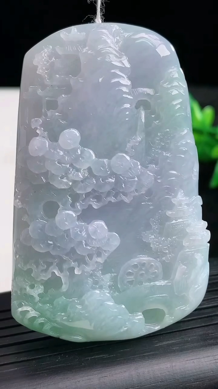 天然A货翡翠春带彩紫罗兰山水牌吊坠尺寸64.7-43.3-11.7重量:69.63g
3月25日