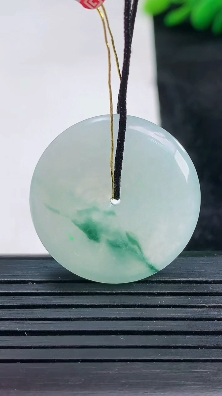 天然A货翡翠飘花平安扣吊坠尺寸27.7-5.1重量:8.61g
3月25日