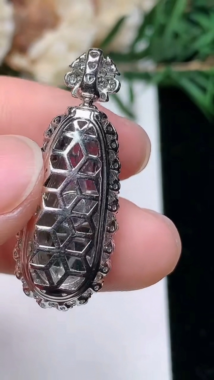 天然A货翡翠福豆吊坠，尺寸32.2-12.3-11.3
3月25日