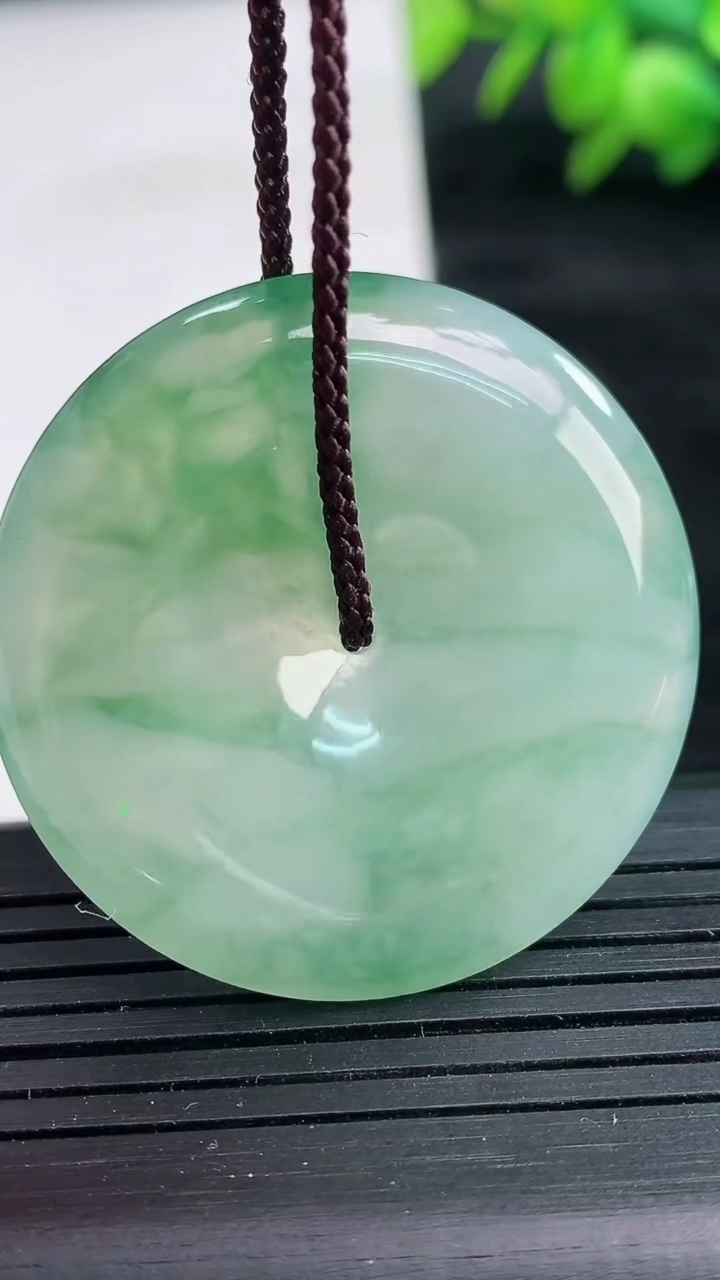 天然A货翡翠飘花平安扣吊坠尺寸36.5-6重量:17.31g
3月25日