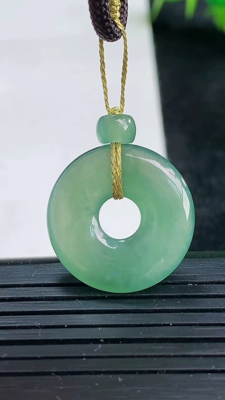 天然A货翡翠平安环吊坠尺寸21.1-3.8重量:3.81g
3月25日