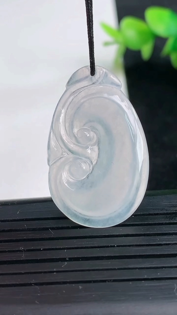 天然A货翡翠如意吊坠尺寸32.9-20.3-4.1重量:4.10g
3月25日