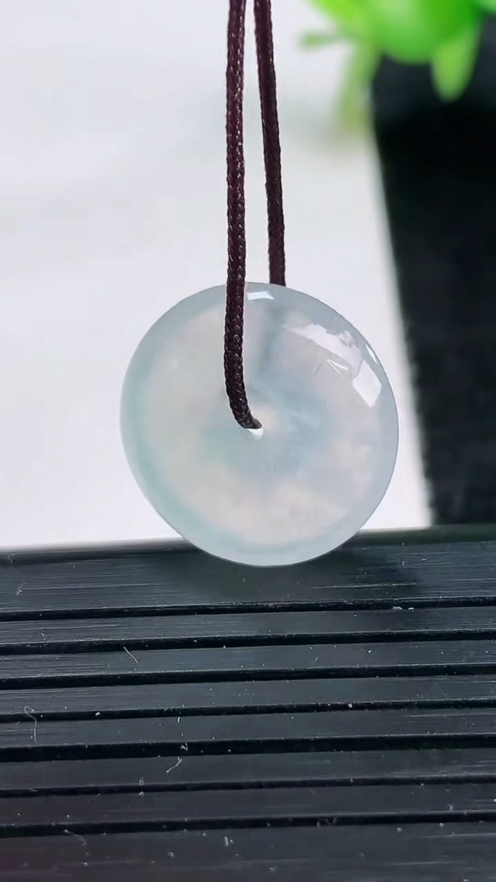 天然A货翡翠冰种飘花平安扣吊坠尺寸17.4-5.3重量:3.49g
3月25日