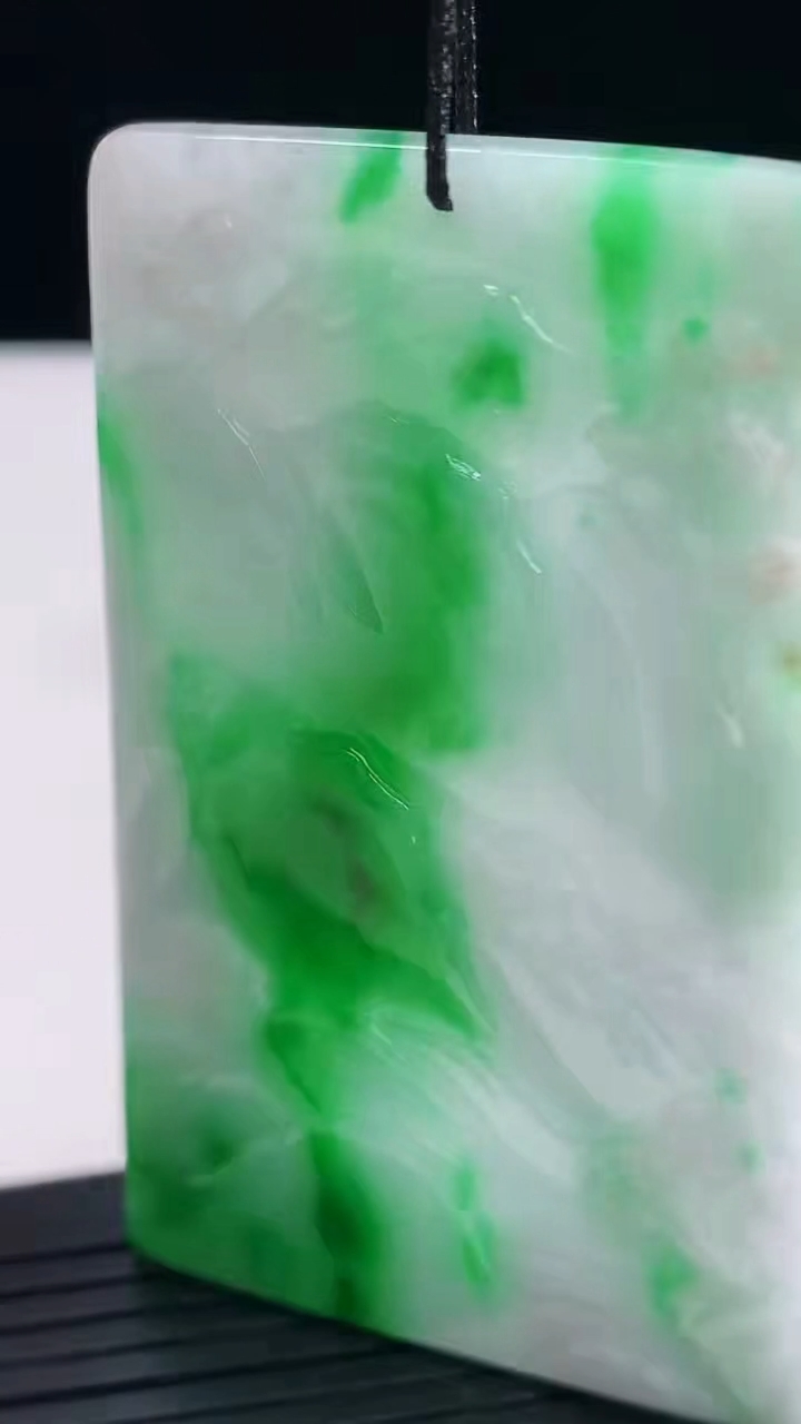 天然A货翡翠山水牌吊坠尺寸67.3-42.2-6.6重量:43.05g
3月25日