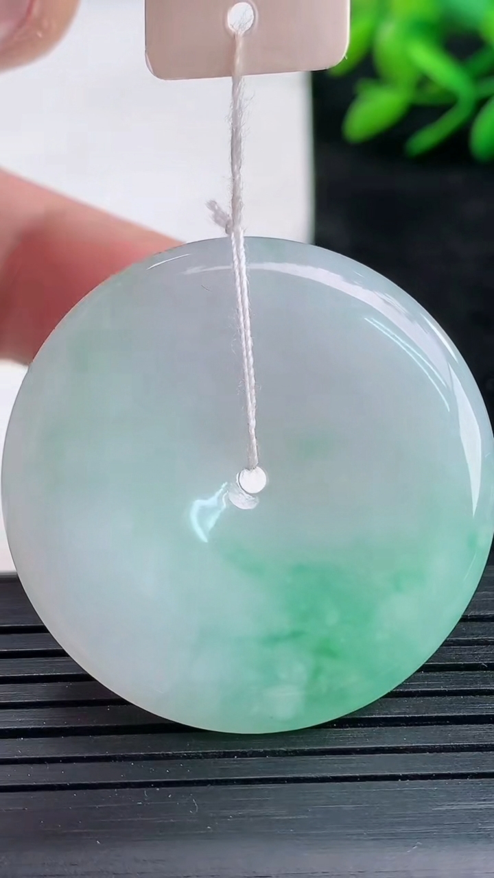 天然A货翡翠平安扣吊坠尺寸37.9-5.3重量:17.24g
3月25日