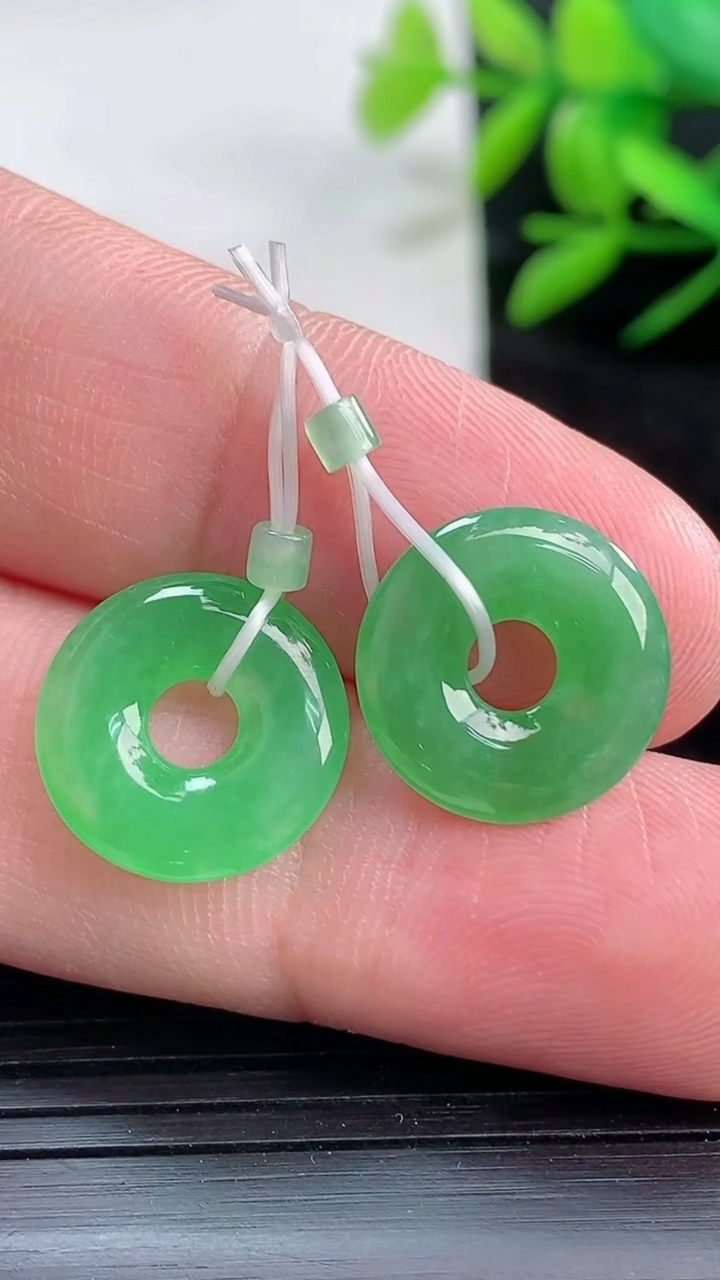 天然A货翡翠平安环吊坠一对尺寸14.2-2.6重量:2.27g
3月25日