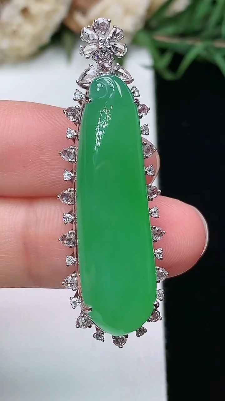 天然A货翡翠福瓜吊坠，尺寸42.3-14-9.5
3月25日