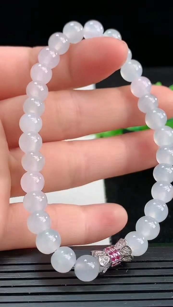 天然A货翡翠圆珠手串尺寸6.6-29颗重量:15.83g3月25日
工厂直销收藏佳品,种好水足，色泽均匀，有种有色，上手高大气！