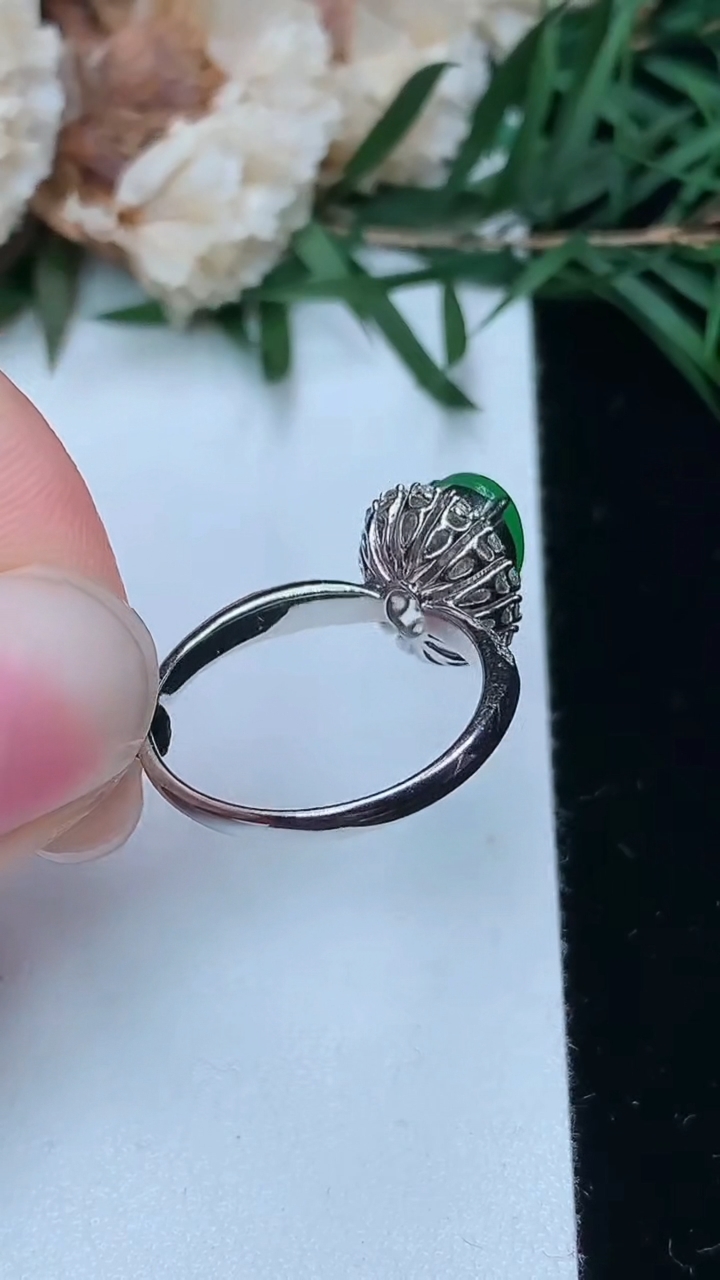 天然A货翡翠蛋面戒指，尺寸17-7.5-5.8，重量:3.12g2026年3月25日
工厂直销收藏佳品,种好水足，色泽均匀，有种有色，上手高大气！