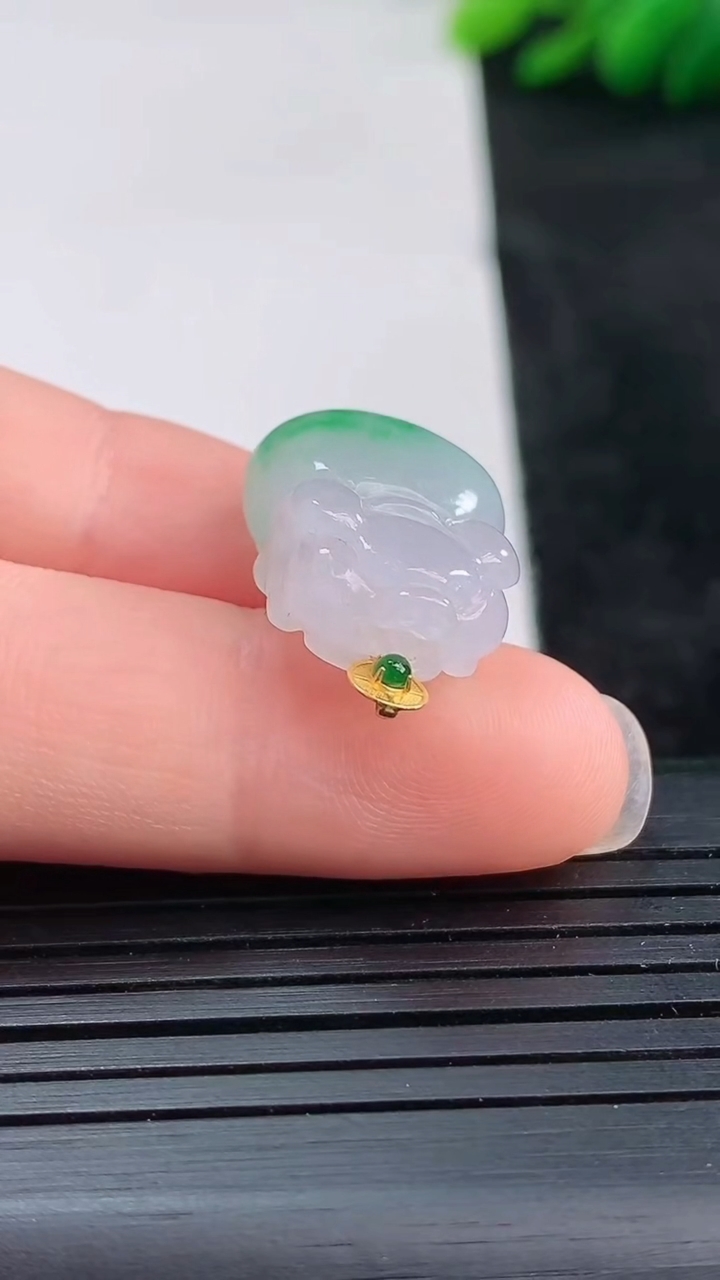 天然A货翡翠生肖猪吊坠尺寸17.2-13.9-7.9重量:4.19g
3月25日