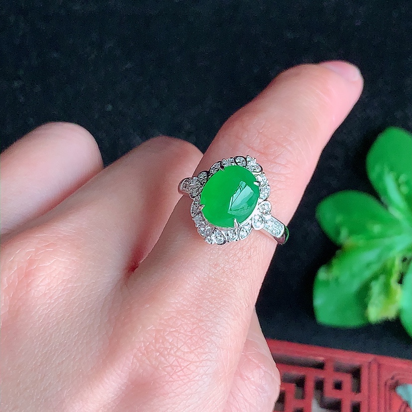 天然A货翡翠18K金伴钻镶嵌阳绿蛋面戒指 圈口17.5裸石
尺寸9.7-8mm 重量4.38g 0324