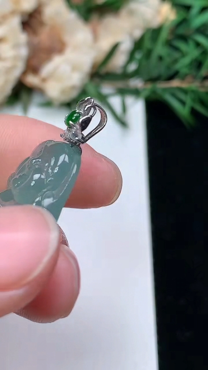 天然A货翡翠逍遥佛吊坠，尺寸26-23-7，重量:6.24g
3月25日