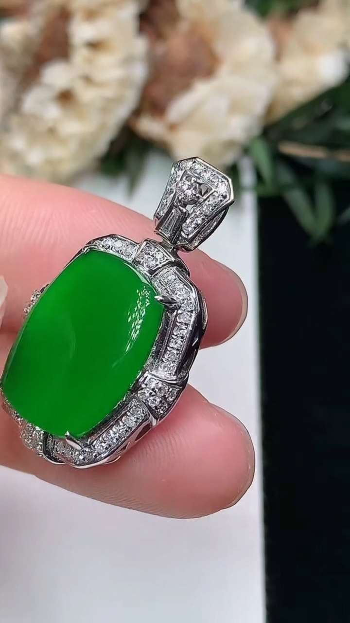 天然A货翡翠无事牌吊坠，尺寸28.5-16.8-8.2，裸石15.4-11.4，重量:4.28g
3月25日，重量:4.28g