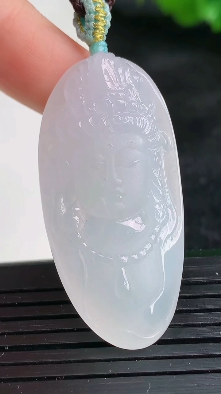 天然A货翡翠观音头吊坠尺寸41-19.9-8.5重量:12.03g
3月25日