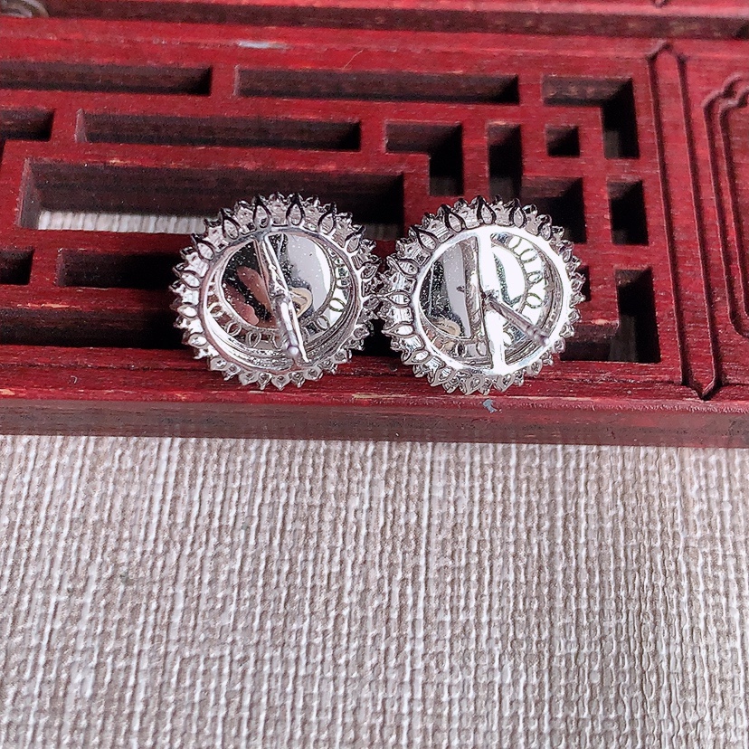 天然A货翡翠18K金伴钻镶嵌满绿蛋面耳钉 
尺寸11.4-10.8mm 重量5.16g 0324