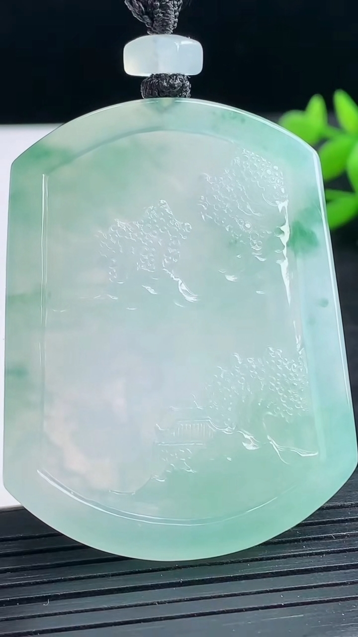 天然A货翡翠种飘花山水牌吊坠尺寸53.1-40.7-6重量:34.27g
3月25日