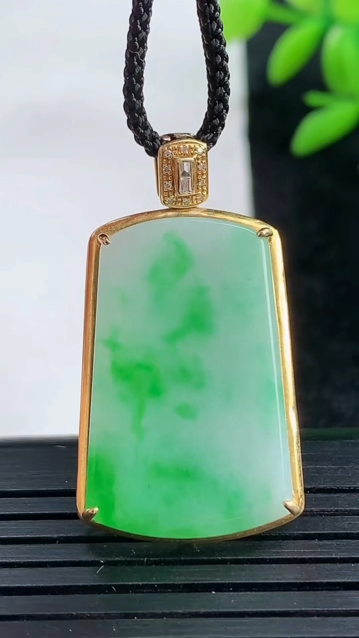 天然A货翡翠无事牌吊坠尺寸34.7-19.1-5.2裸石26.4-17重量:4.88g
3月25日