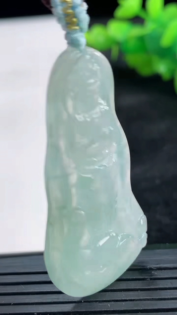 天然A货翡翠普贤菩萨吊坠尺寸59.7-24-5.4重量:11.62g
3月25日