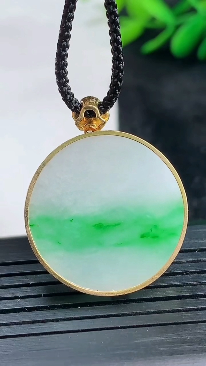 天然A货翡翠无事牌吊坠尺寸24.5-4重量:6.91g
3月25日