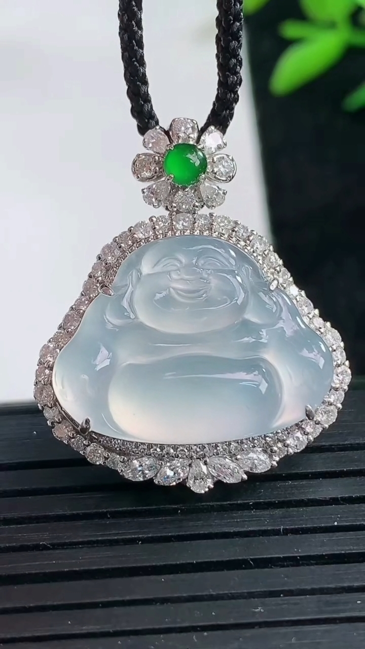 天然A货翡翠种白冰佛公吊坠尺寸28.7-24.3-9裸石15.5-20.8重量:5.88g
3月25