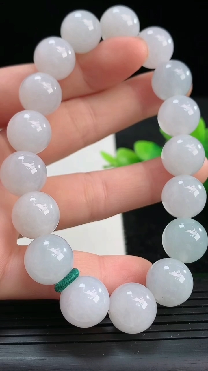 天然A货翡翠圆珠手串尺寸11.9-17颗重量:53.78g3月25日
工厂直销收藏佳品,种好水足，色