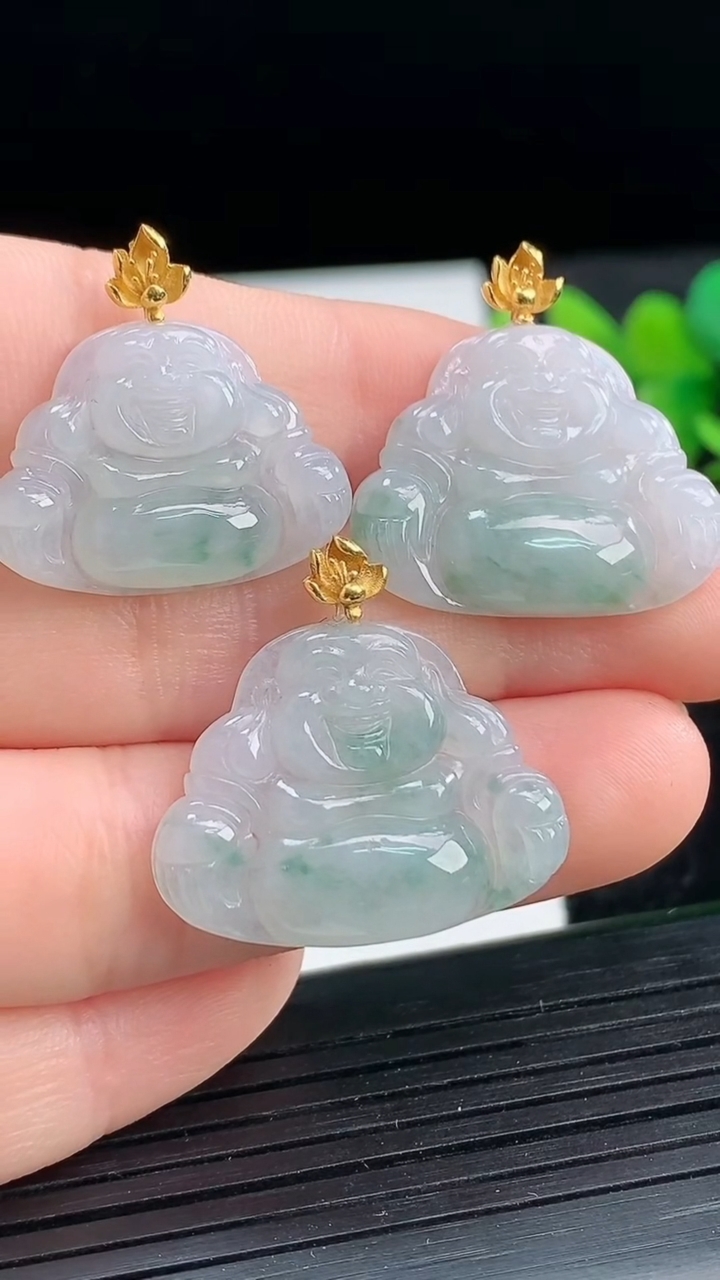 天然A货翡翠18K金飘花佛公吊坠三个尺寸18.8-23.8-3.8重量:8.51g
3月25日