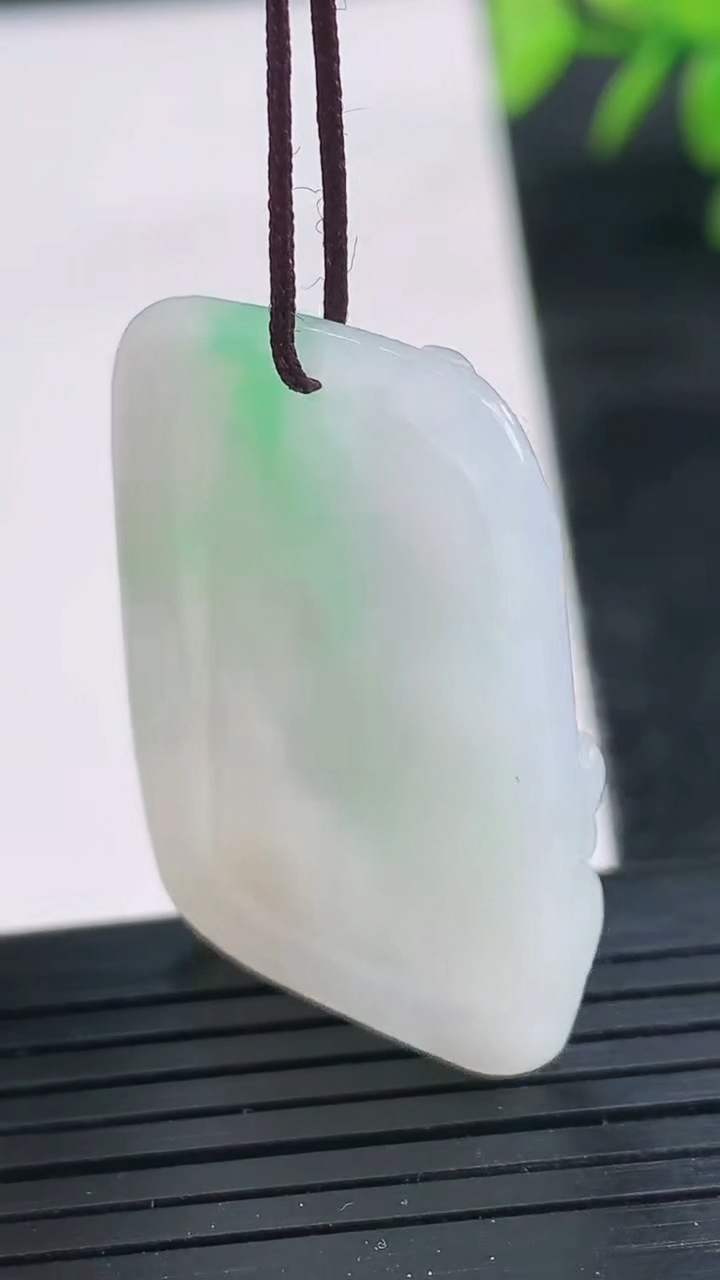 天然A货翡翠普贤菩萨吊坠尺寸33.9-23.5-4.4重量:8.04g
3月25日