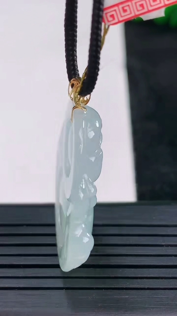 天然A货翡翠18K金飘花佛公吊坠尺寸30.4-33.3-5.8重量:9.46g
3月25日