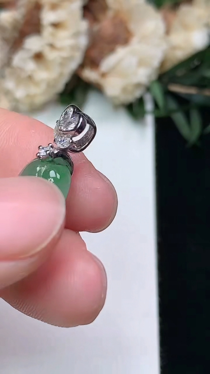 天然A货翡翠福瓜吊坠，尺寸20.5-8.9-5.7，重量:2.62g
3月25日