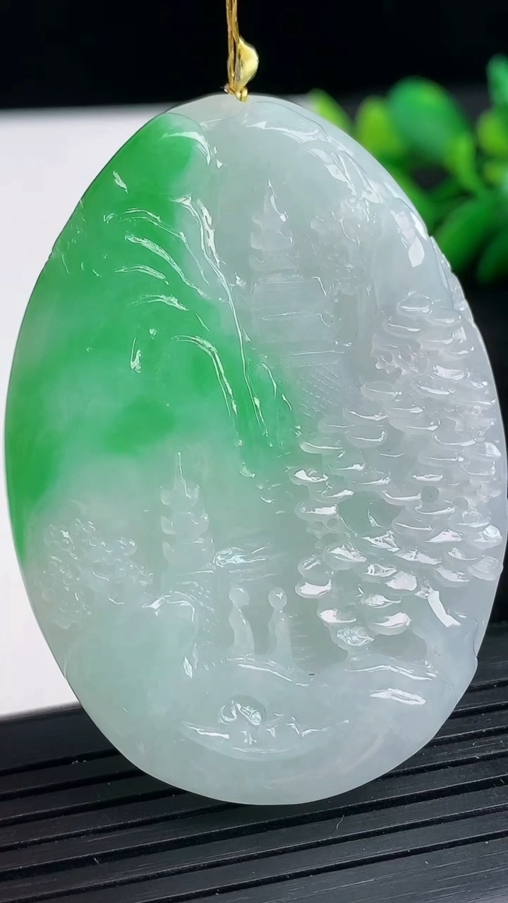 天然A货翡翠山水牌吊坠尺寸57-41.8-6.7重量:31.62g
3月25日