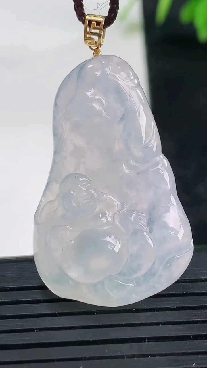 天然A货翡翠种白冰逍遥佛吊坠尺寸36.7-23.4-6.6重量:9.46g
3月25日