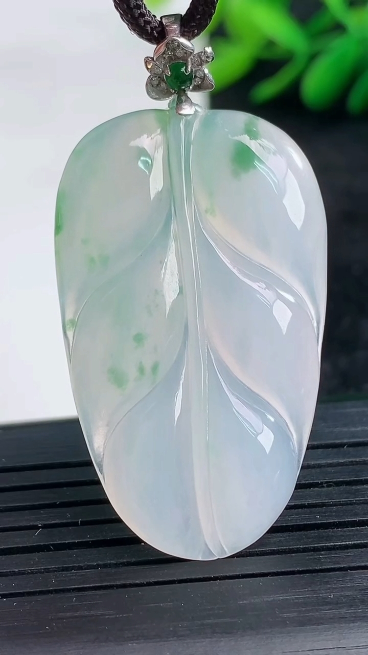 天然A货翡翠种飘花金枝玉叶 叶子吊坠尺寸39.6-24.3-4.4重量:8.97g
3月25日