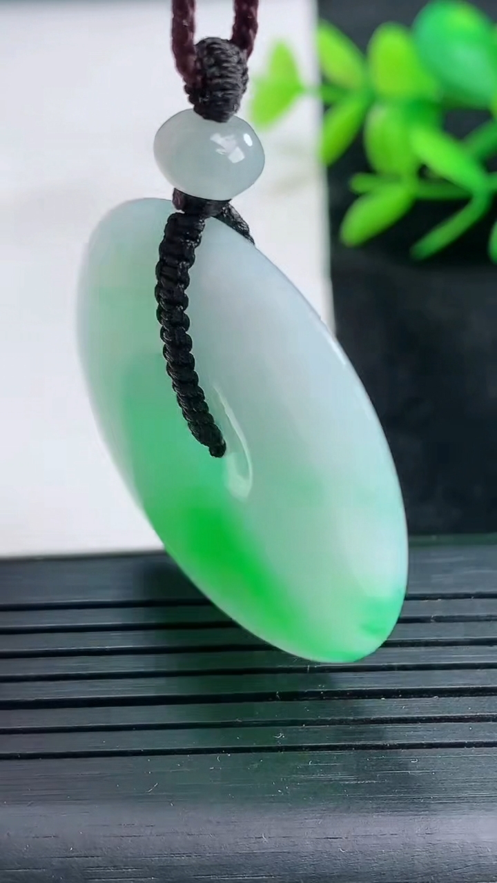 天然A货翡翠平安扣吊坠尺寸37-5.7重量:17.73g
3月25日