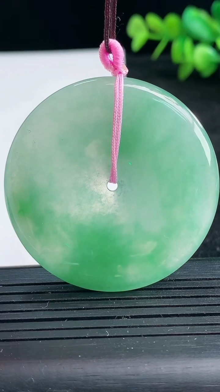 天然A货翡翠平安扣吊坠尺寸44.8-5.8重量:25.45g
3月25日