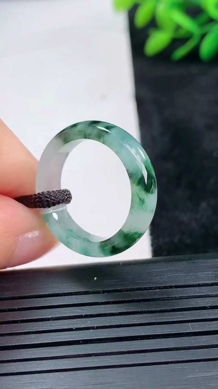 天然A货翡翠飘花指环戒指尺寸18.1-5.5-3.1重量:3.48g2026年3月25日
工厂直销收藏佳品,种好水足，色泽均匀，有种有色，上手高大气！