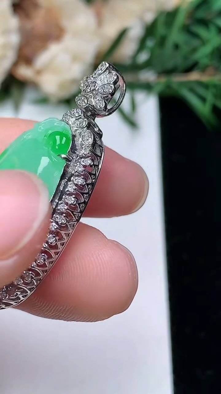 天然A货翡翠如意吊坠，尺寸35.4-17.3-9.6，裸石24.4-14.2，重量:7.00g
3月25日