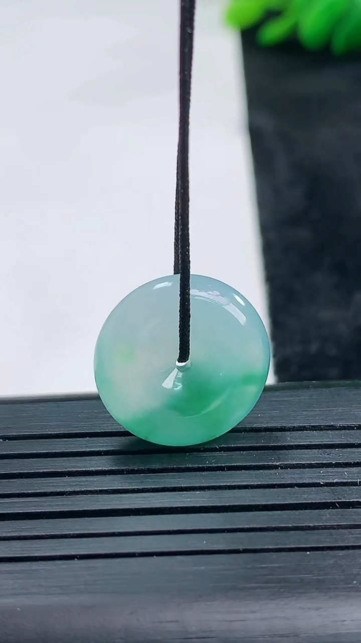 天然A货翡翠飘花平安扣吊坠尺寸17.8-5.5重量:3.74g
3月25日