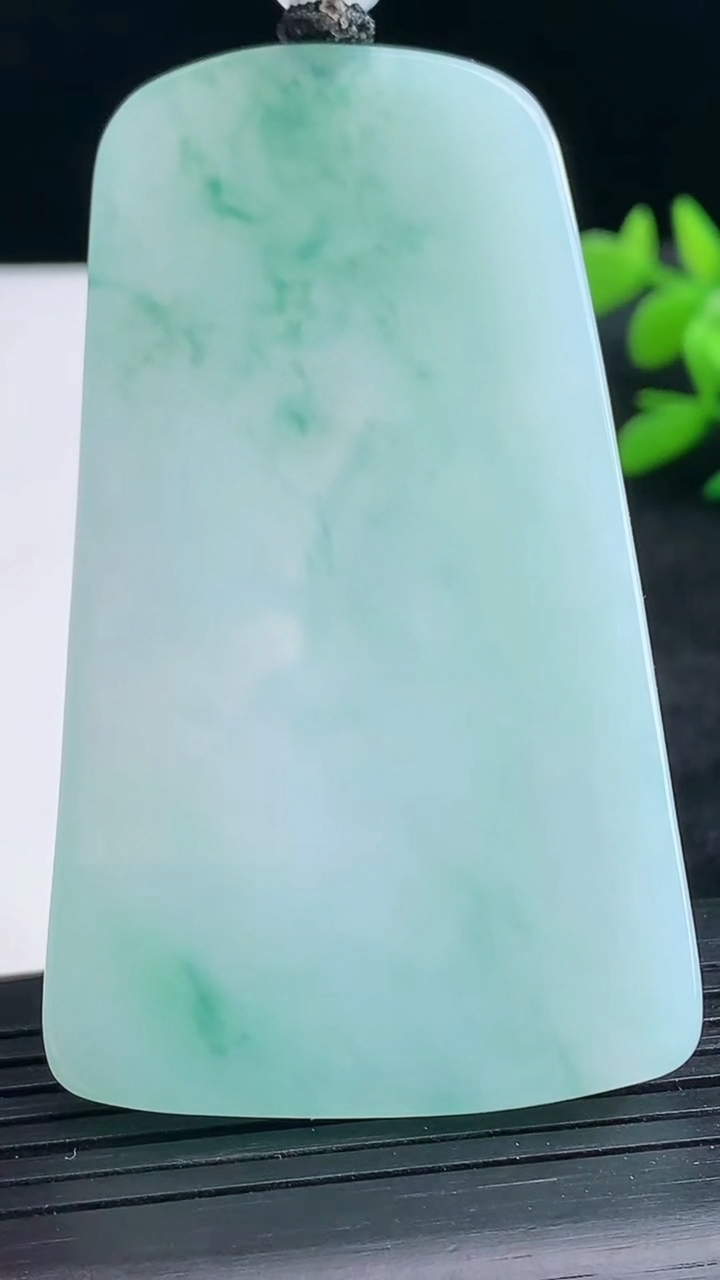 天然A货翡翠冰种飘花观音菩萨吊坠尺寸65.8-38.9-5.2重量:38.83g
3月25日