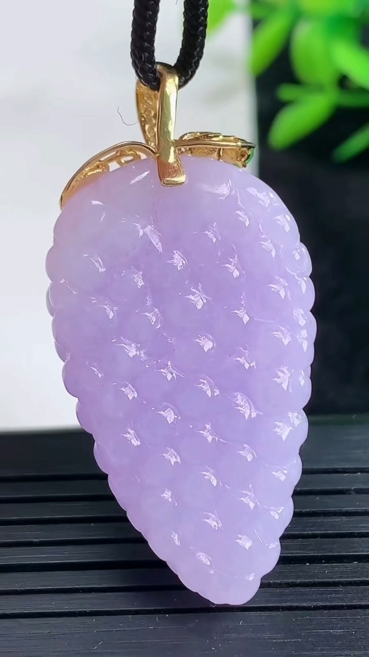 天然A货翡翠18K金紫罗兰多子多福 葡萄吊坠尺寸38.7-22.4-11.9重量:17.77g
3月25日