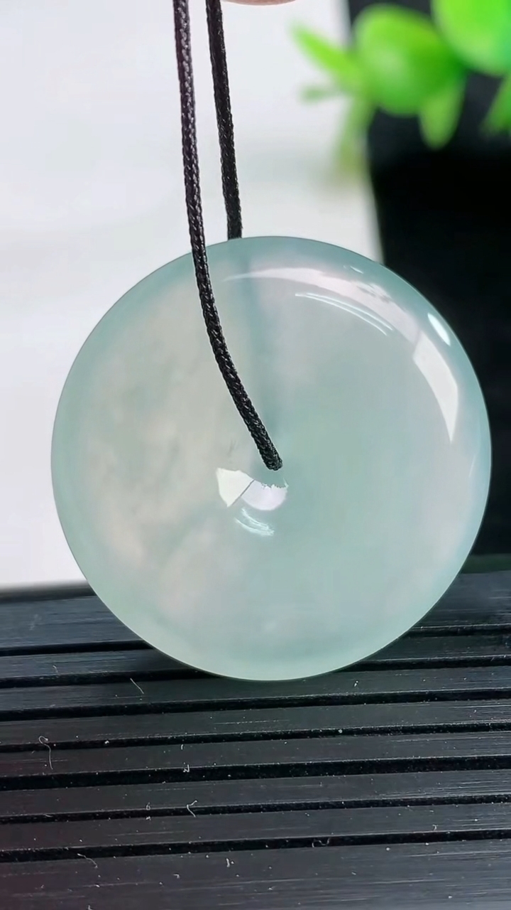 天然A货翡翠平安扣吊坠尺寸27.5-5.3重量:8.43g
3月25日