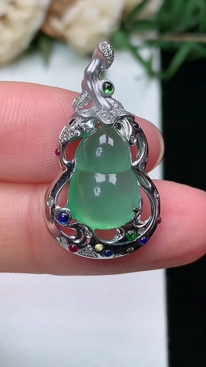 天然A货翡翠葫芦吊坠，尺寸26.9-15-7.3，裸石12.5-8.6，重量:3.17g
3月25日