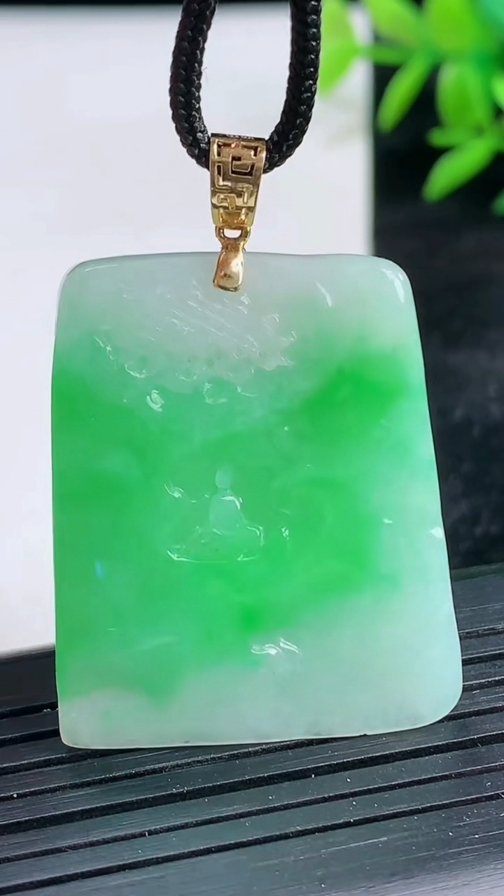 天然A货翡翠山水无相观音吊坠尺寸35-28.5-8.4重量:15.36g
3月25日