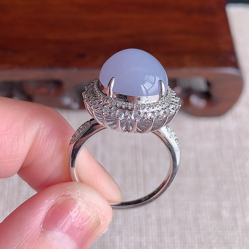 天然A货翡翠18K金伴钻镶嵌紫罗兰蛋面戒指吊坠两用款 圈口17.4裸石
尺寸13-11.6mm 重量6.66g 0324