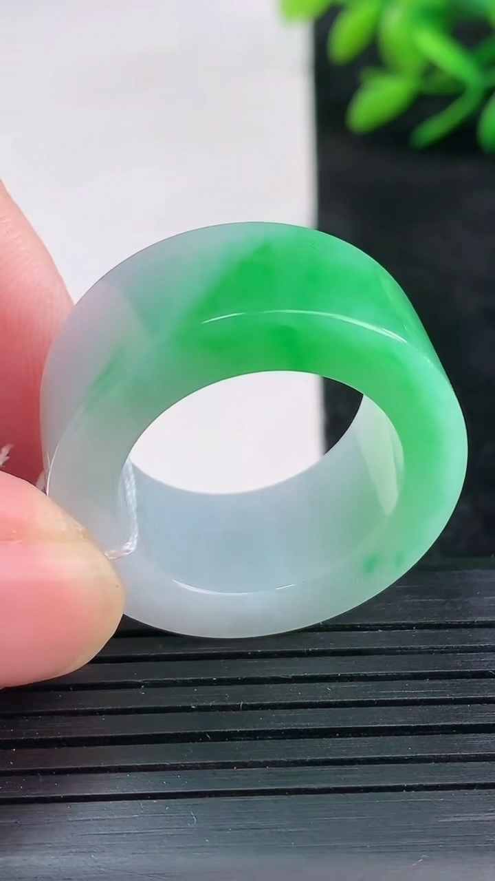 天然A货翡翠指环 扳指 戒指，尺寸21.4-12.5-4.8重量:11.42g2026年3月25日
工厂直销收藏佳品,种好水足，色泽均匀，有种有色，上手高大气！