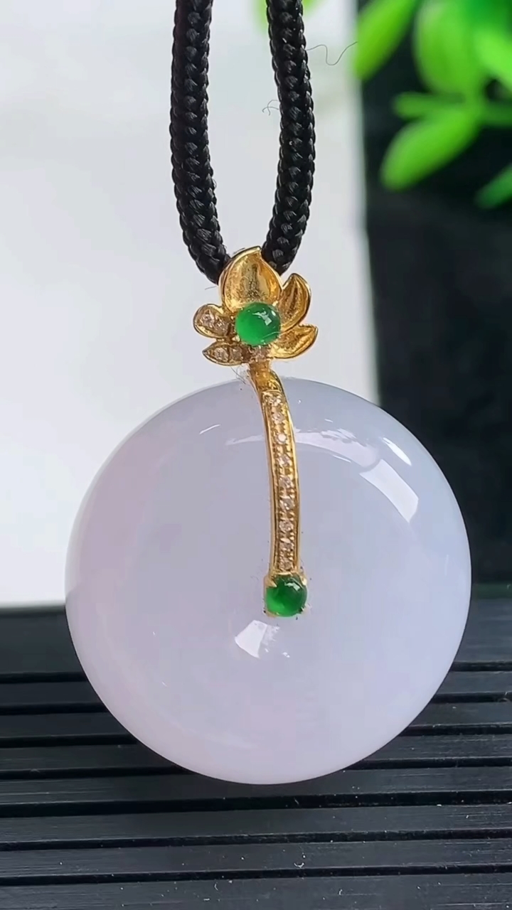 天然A货翡翠18K金紫罗兰路路通吊坠尺寸23.2-12重量:14.86g
3月25日